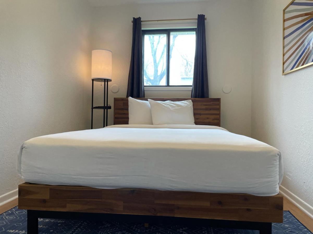 Simmer Motel Wamego